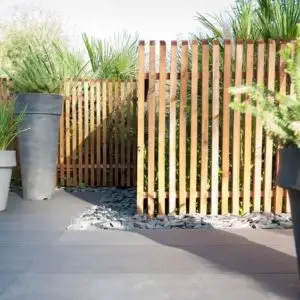 Palissade en bois aux lames verticales-cacher un vis-à-vis