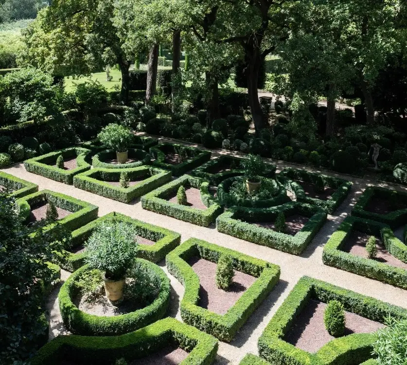 Aménager un jardin français