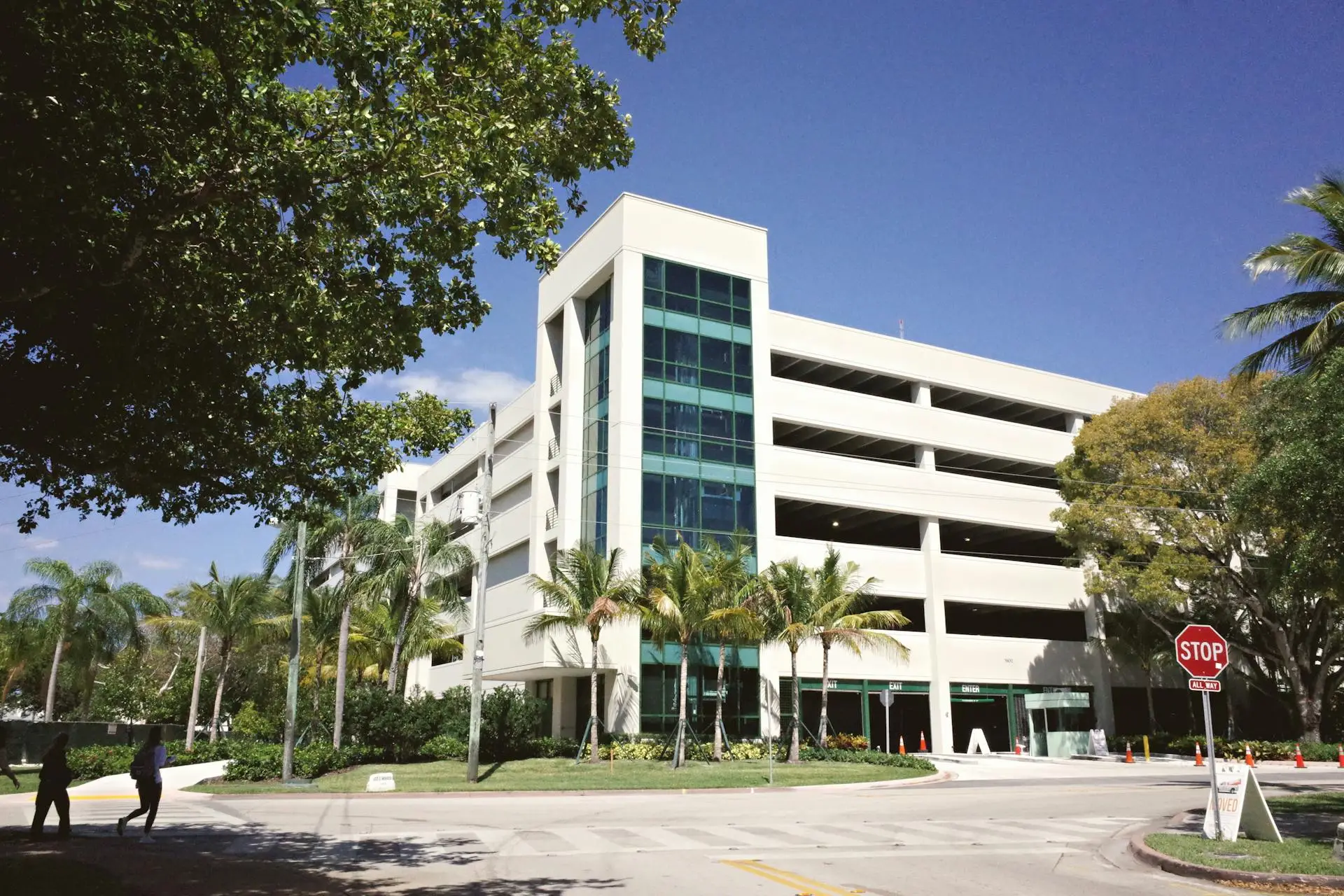 l’entretien abords entreprise grande surface est crucial